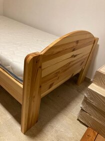 Borovicová postel s roštem - 2