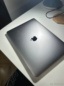 MacBook Pro (13palcový, 2017, čtyři porty Thunderbolt 3) - 2
