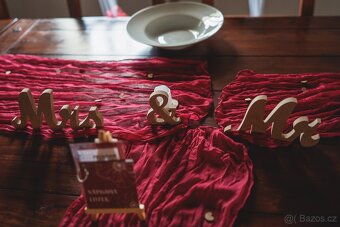Svatební dekorace a ubrusy (dřevěné a bordó) - 2