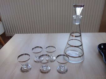 STARÁ SOUPRAVA - SKLENĚNÁ KARAFA, SKLENIČKY A TÁC - 2