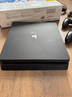 PS4 Slim 500GB + dva ovladače - 2