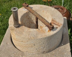 Starožitný kamenný mlým na obilí - 2