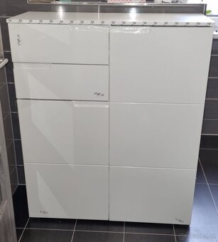 Komoda bila vysoky lesk - 2