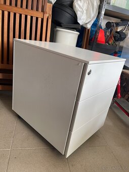 Kovovy organizer na koleckach - 2