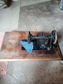 Starý šicí stroj - vrchní část - 2