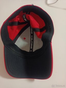 Červená kšiltovka zn. under armour, vel. S/M - nenošena - 2