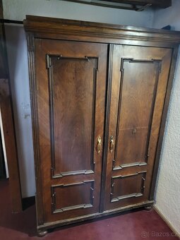 Zachovalá dřevěná šatní skříň - 2