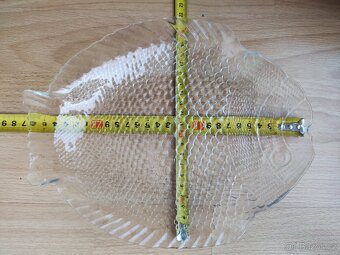 nůž,obal,váha kuchyň.do 5 kg 50,- talíř do MW 26,5 cm 100,- - 2