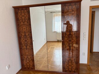 Šatní skříň a komoda se zrcadlem - 2