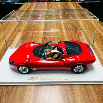 Alfa Romeo Tipo 33 v měřítku 18, červená, na koženém podstav - 2