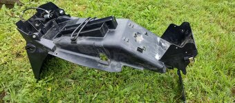 Podsedlový plast na Hondu VTR 1000f - 2