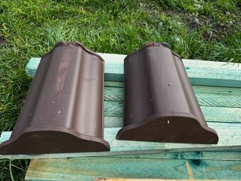 Bramac Topas 13 hřebenáč koncový pálený, engoba hnědá 2 ks - 2