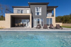 Prodej moderního zařízeného domu s bazénem, 147 m2, Labin, I - 2