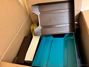 Zdarma - cca 80ks sanonu a 40ks plast zasobniku - 2