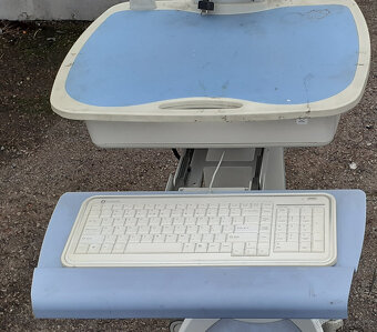 Počítačový stolek včetně monitoru, akumulátoru atd. - 2