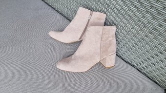 BÉŽOVÉ KOZAČKY - VEL: 39 - 2