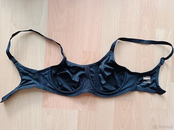 Nová dívčí sportovní podprsenka Nike, vel. 32C - 2