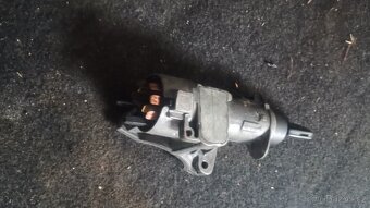 Zámky ,spinacka,páčky pod volantem Octavia 1 - 2