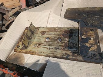 Držáky baterie Zetor. - 2