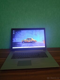 Lenovo 330-17IKB | i5 • 8GB • 256GB - 2