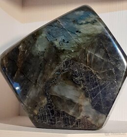Krásný dekorační labradorit free form cca. 4200g – Madagaska - 2