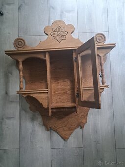 Dřevěná polička se skleněnou vitrínou - 2