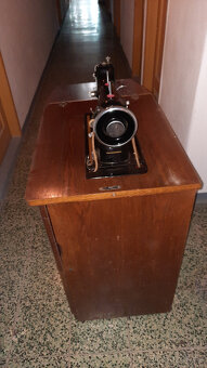 šlapací šicí stroj Minerva ve skříňce - 2