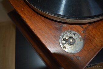 Funkční starožitný gramofon na kliku - 2