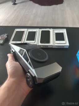 Cybertruck stojan Qi2 3v1 - 2