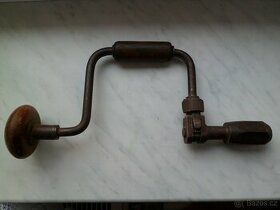 STARÁ RUČNÍ VRTAČKA - 2