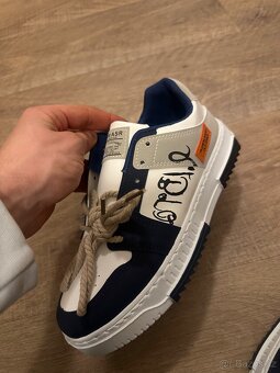 Prodám tenisky, velikost 39, úplně nové. - 2