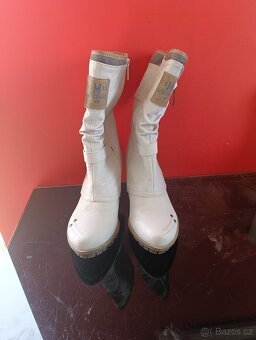 Kozacky Mustang- bile - 2