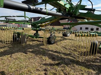 Stredový zhŕňovač sena Krone - 2
