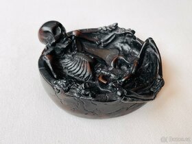 Dekorace nebo popelník - motiv kostra - 2