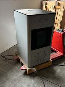 Prodám Krbová kamna na peletky s výměníkem 15kW - 2