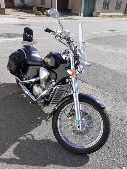 Prodám HONDA SHADOW VT600. ZDARMA kožené oblečení. - 2
