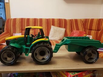 Velký traktor s vlečkou - 2