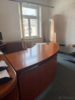 Kancelářský stůl velký se skříňkami a příslušenstvím - 2