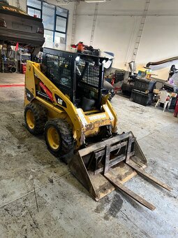 Smykový nakladač Caterpillar 216B3 - 2