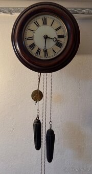 Nástěnné kyvadlové hodiny v kruhovém profilovaném rámečku - 2