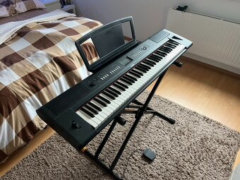 Prodám Yamaha NP-V80 Piaggero + stojan - 2