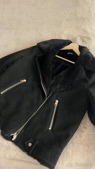 Černá zimní bunda H&M s kožíškem – skvělý stav - 2