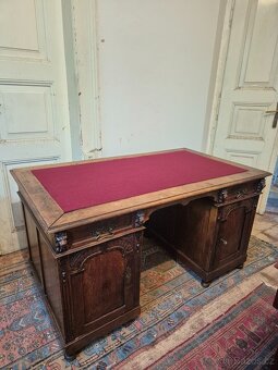 Starožitný psací stůl s bohatým řezbářstvím - Prostorový - 2