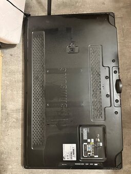 Televize Samsung se set-top boxem a poličkou - 2