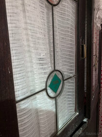 Historická černá skříň, sklo v mosazných rámečcích - 2