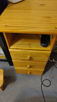 dřevěný psací stůl a šuplíky - 2