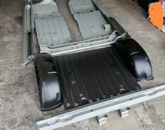 Podlaha kufru Suzuki Samurai. - 2