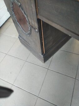 PRODÁM STAROŽITNÝ PSACÍ STŮL - 2