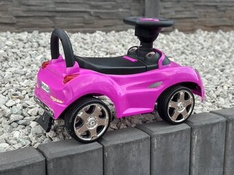 RŮŽOVÉ AUTO ODRÁŽEDLO - 2