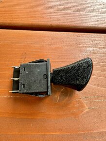 Přepínač směru jízdy dětské elektrické autíčko - 2